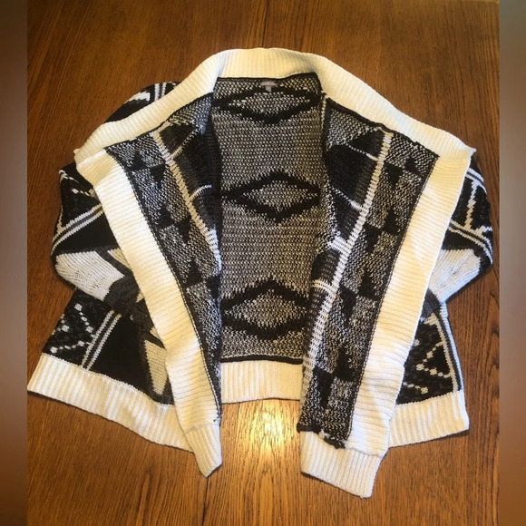 Charlotte Russe Geometric Cardigan - Picture 6 of 11